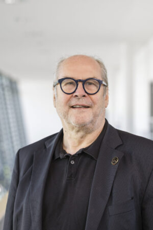 Dr. Bernd Flessner